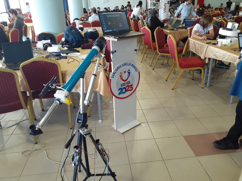 Projemizin bitmiş hali... Bilgisayarlı standta sensörlerle oynanan Nepura Güneş Sistemi Oyunumuz ve hemen yanında motorlu ve mikro denetleyici kontröllü e-teleskop sistemimiz