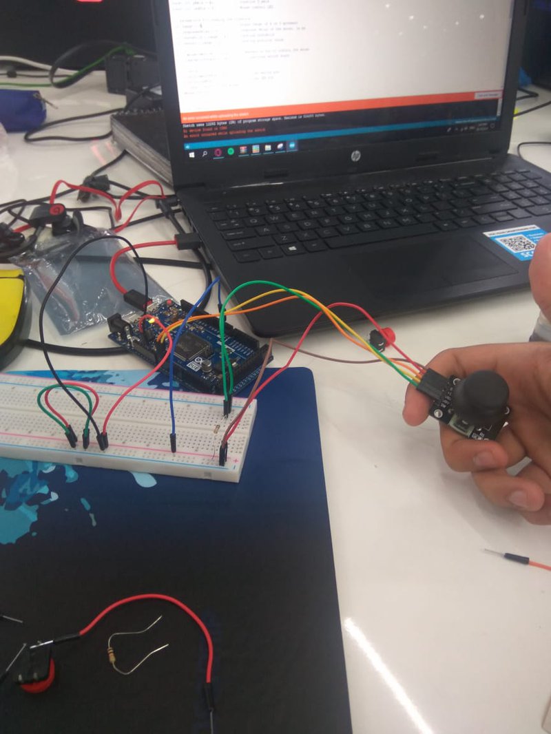 We're going to use a joystick to control and shoot with our spaceship. For this we are using an "Arduino Une"