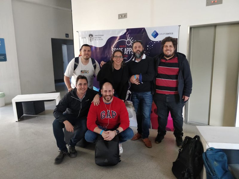 El equipo en el inicio de las charlas informativas...