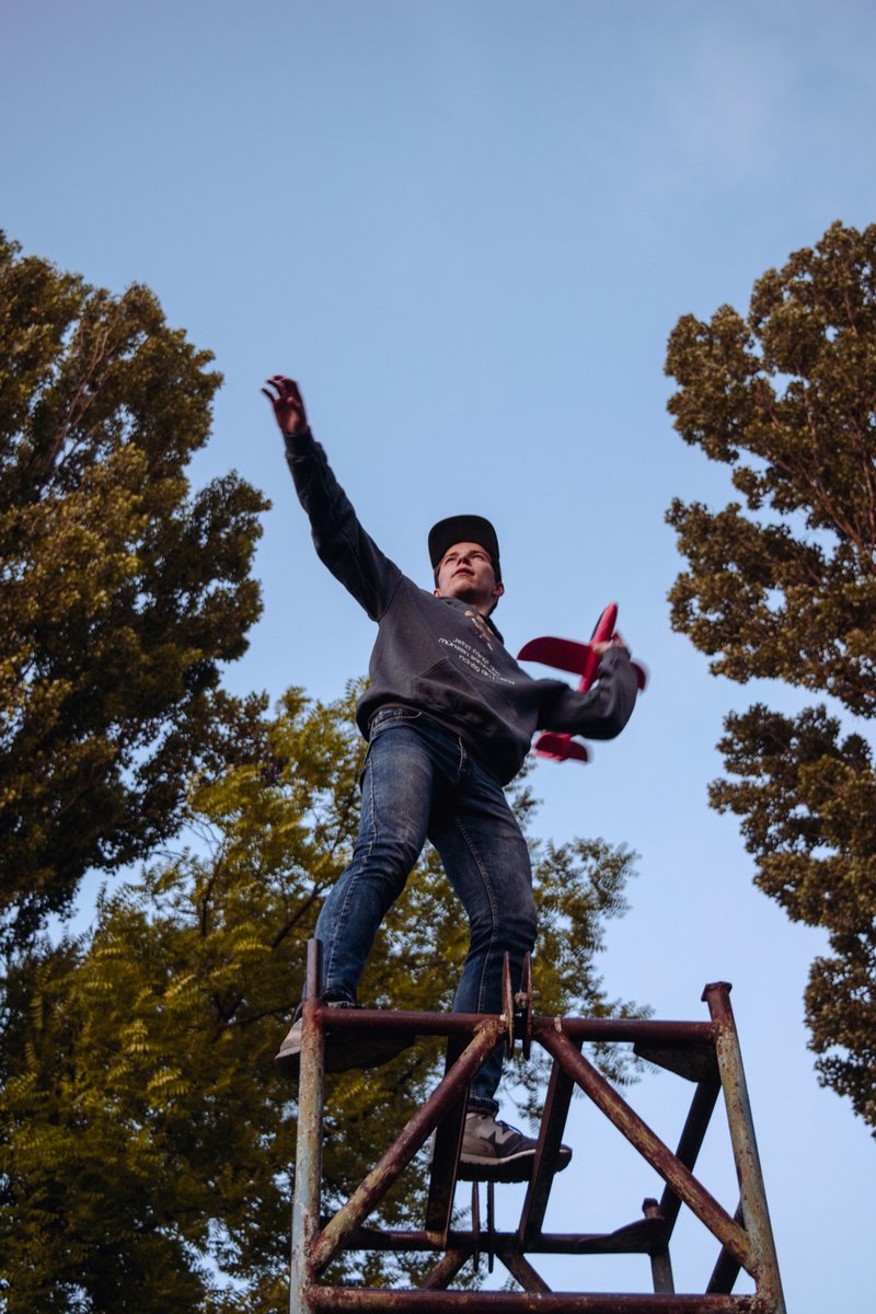 Denys Nevchas - The Team Leader. The most succesful coffee bringer you ever knew. My main objective is to orginize the boys, make proper research and achieve a result from every discussion. Since i`m a student of Faculty of Heat and Power Engineering, all gas and fluids properties and their dependence on high temperatures and pressure are my job.