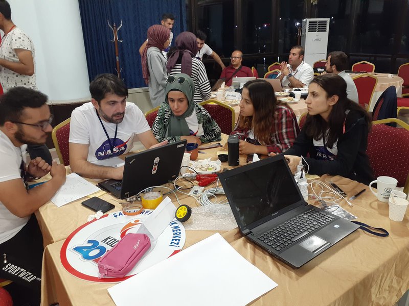 Ekip olarak kod yazarken biz :)