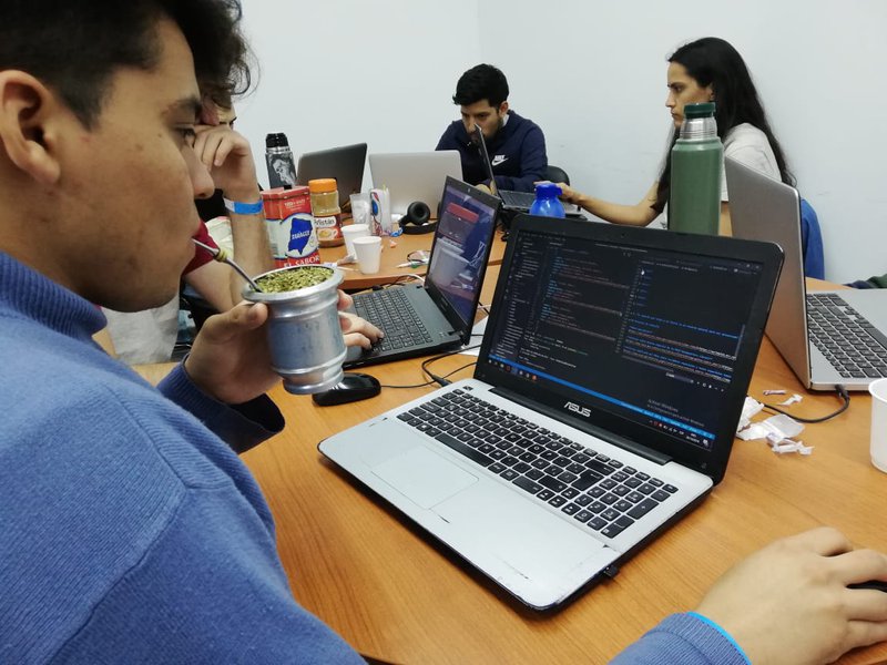 Cargando nafta .... digo .... tomando mate